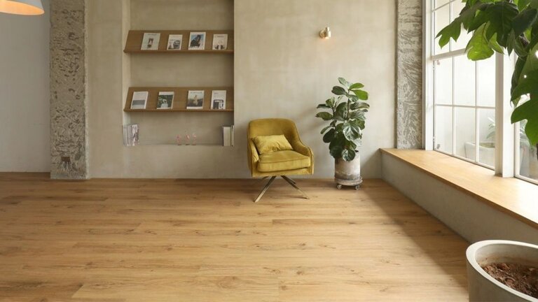 Natürlicher Holzoptik-Boden mit warmem, modernen Design